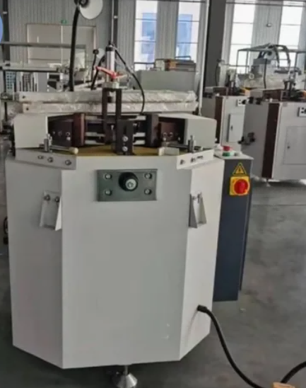 Cursa lamei de 100 mm × 3500 mm Capacitate cadrului Mașină de sertizare pentru colțuri de fereastră din aluminiu cu un singur cap.