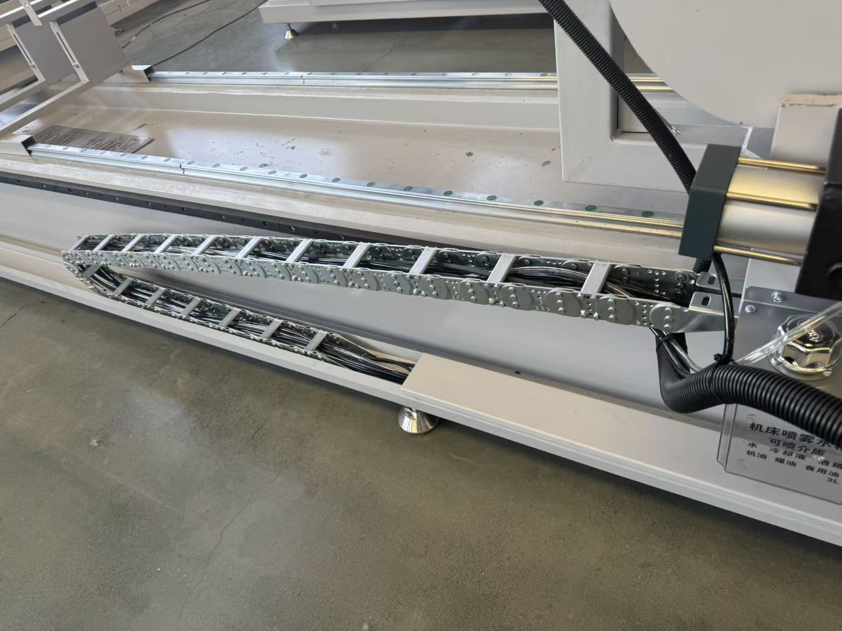 LBL este specializată în fabricarea de mașini de înaltă precizie pentru prelucrarea ușilor și ferestrelor