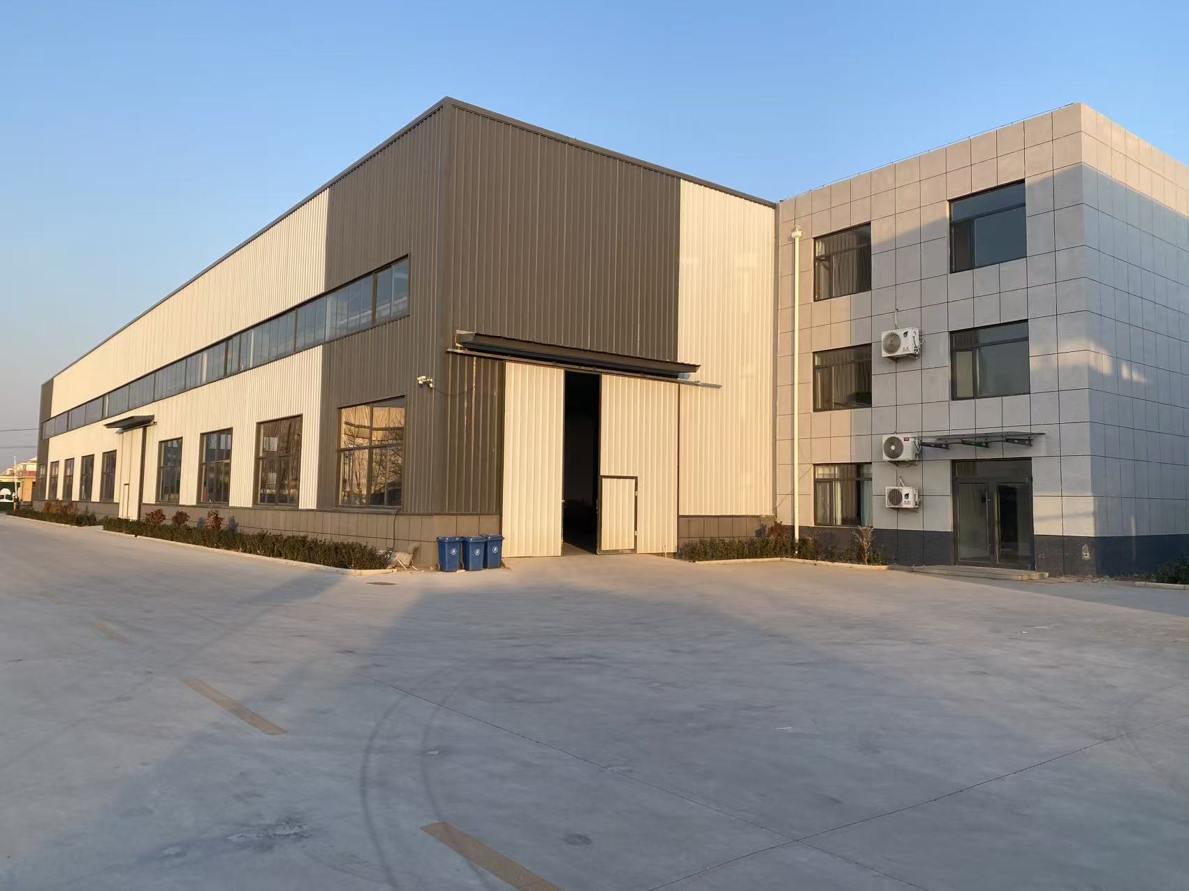 Compania LBL exportă mașini pentru ferestre și uși în Rusia