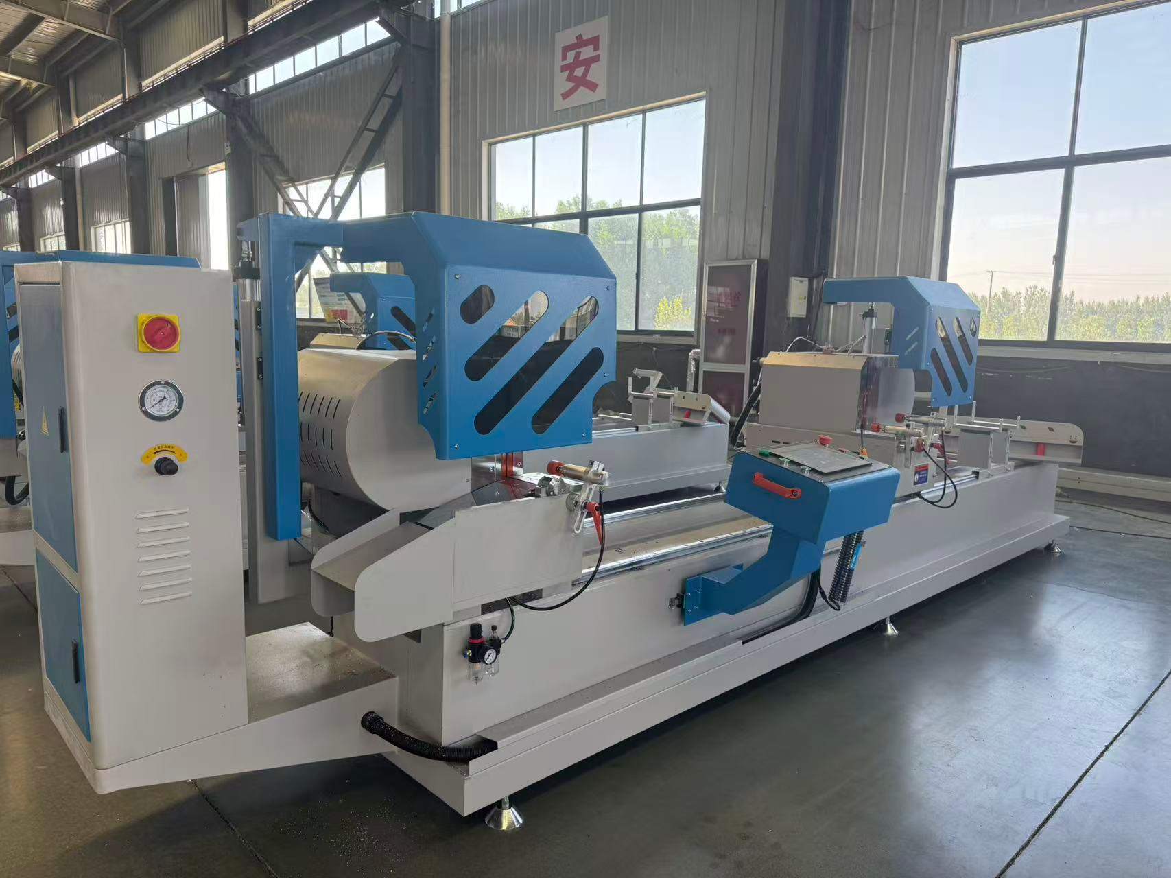 Fierăstrău CNC pentru tăiere de precizie cu dublu cap de 450 mm (45°/90°)