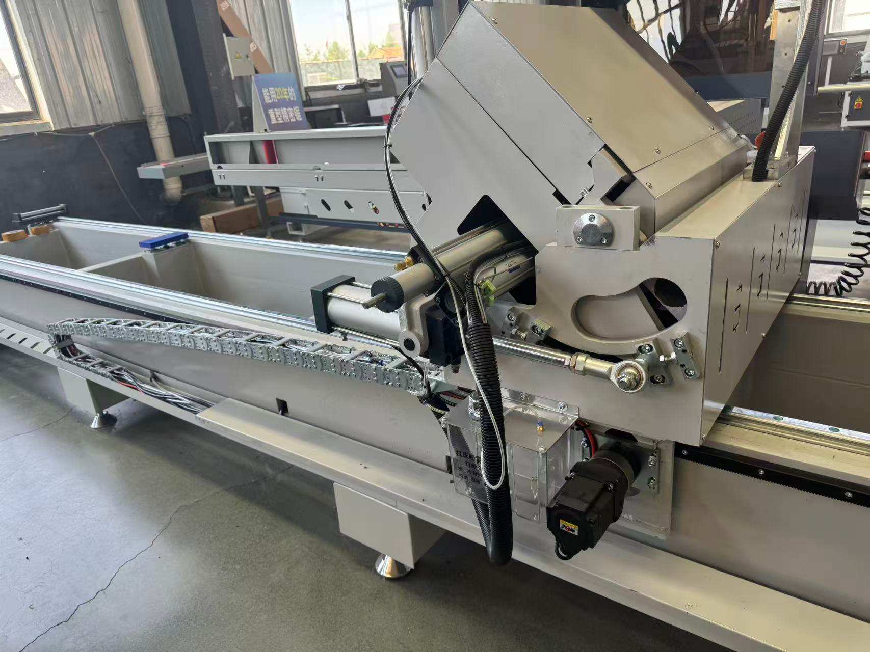 Ferăstrău de onglet de precizie cu pivot extern CNC 550, 45°/90