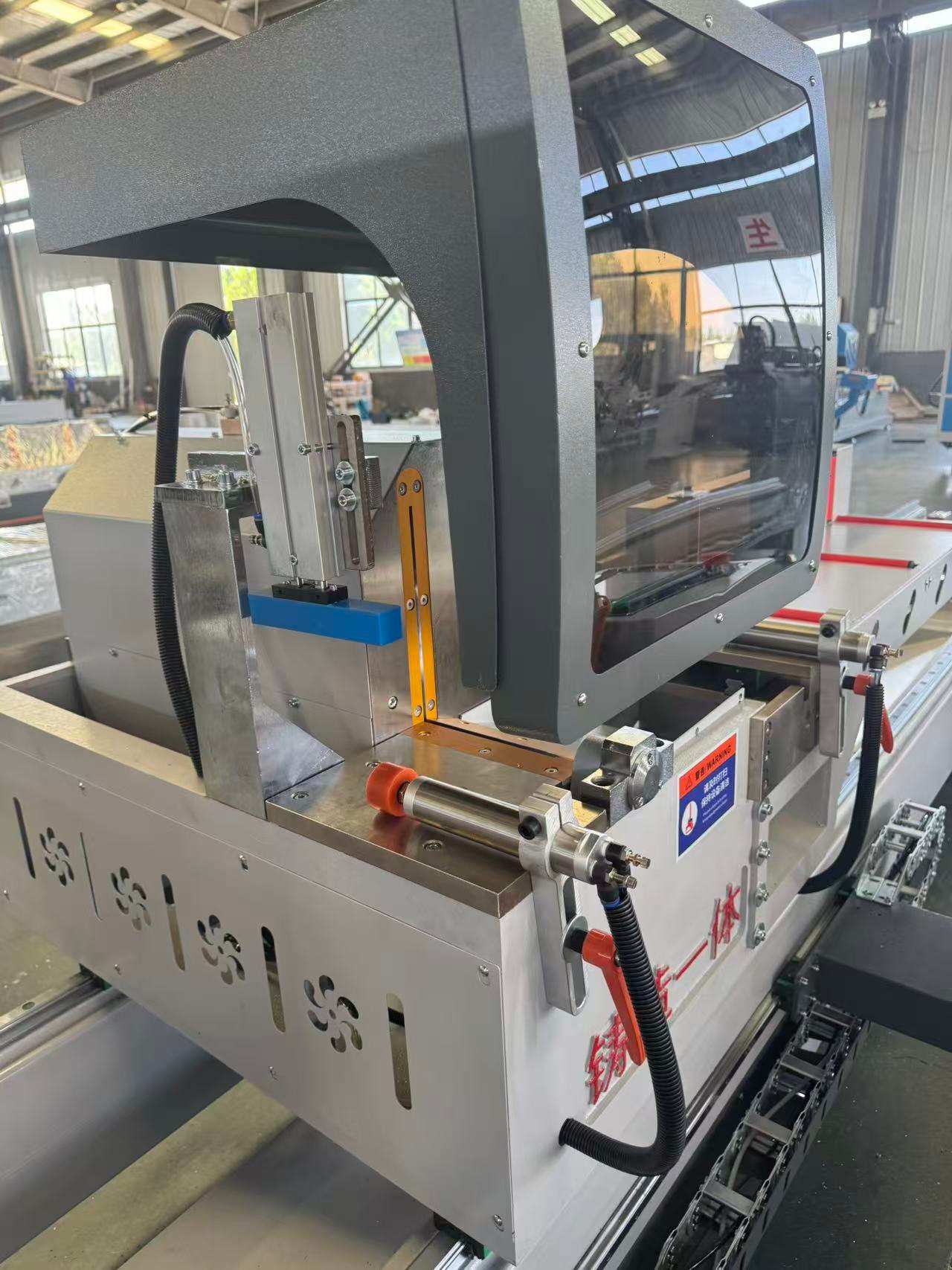 Ferăstrău de precizie cu articulație internă CNC 550 (45°/90°)