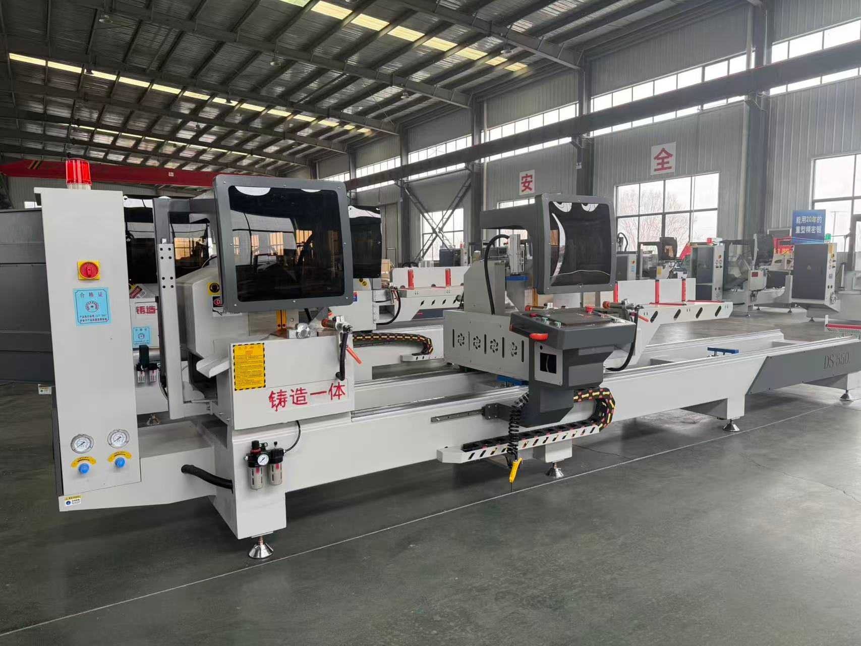 Ferăstrău de precizie 550 CNC pivotant intern la 45 de grade și la 90 de grade