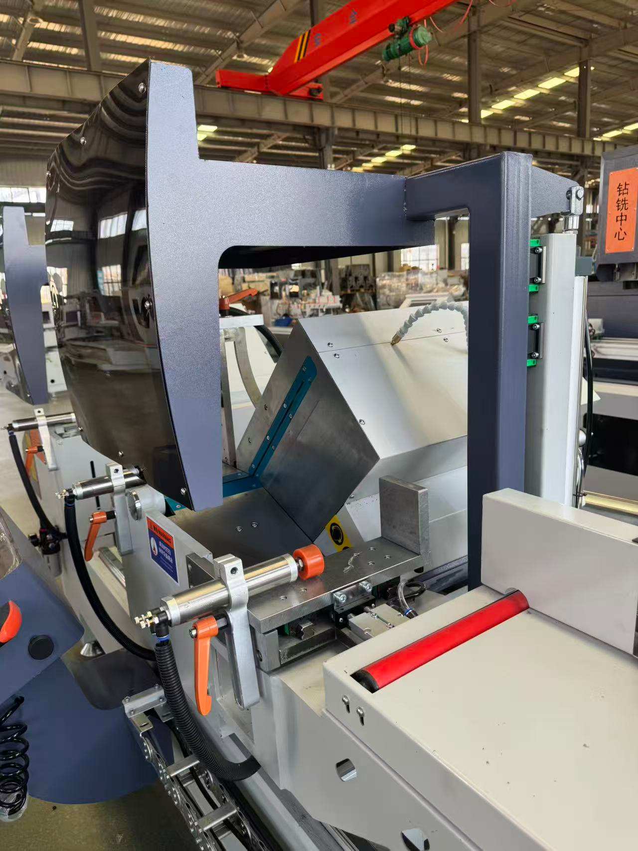 Ferăstrău de onglet pentru producție de volum mare, 550 CNC, 45°/90°
