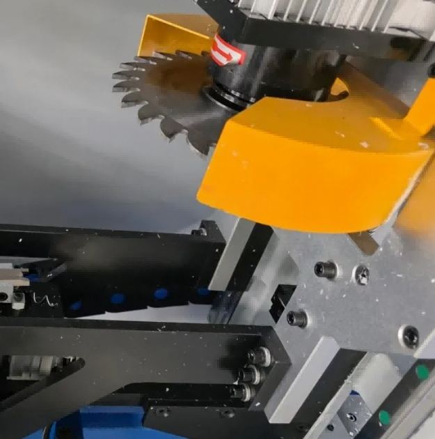 Mașină CNC de curățat colțuri din PVC pentru ferestre