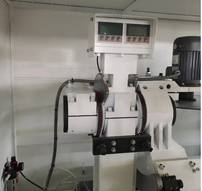 Ferăstrău pentru crestare pentru perete cortină, complet automat