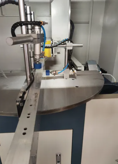 Ferăstrău hidraulic pentru crestare pentru pereți cortină pentru profile din aluminiu cu pereți groși