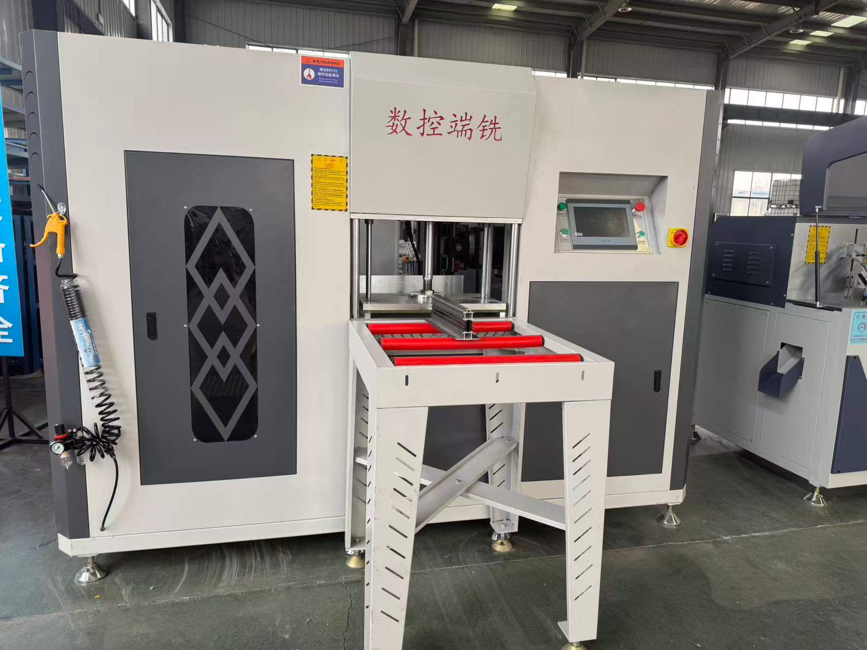 Freză CNC de înaltă precizie cu 3+2 axe pentru montanti din aluminiu cu forme speciale