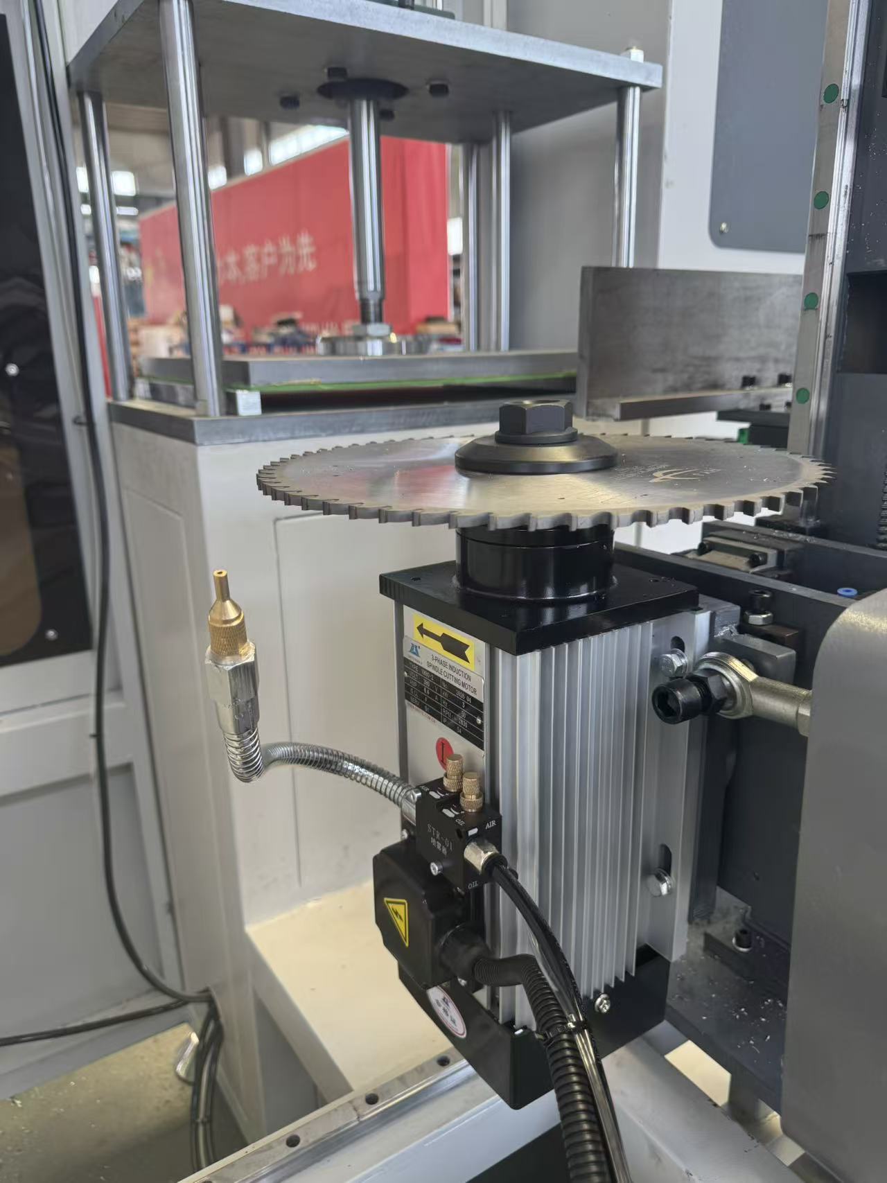 Freză CNC cu mai multe unghiuri 3+2 axe pentru profile neregulate de montanti din aluminiu