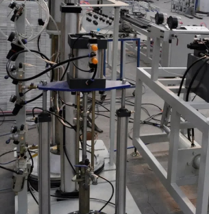 Aplicator de etanșare cu două componente controlat de PLC pentru sticlă termoizolantă