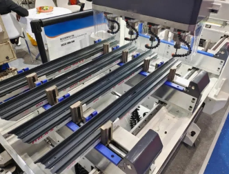 Mașină de găurit cu 4 capete CNC din aluminiu pentru perete cortină