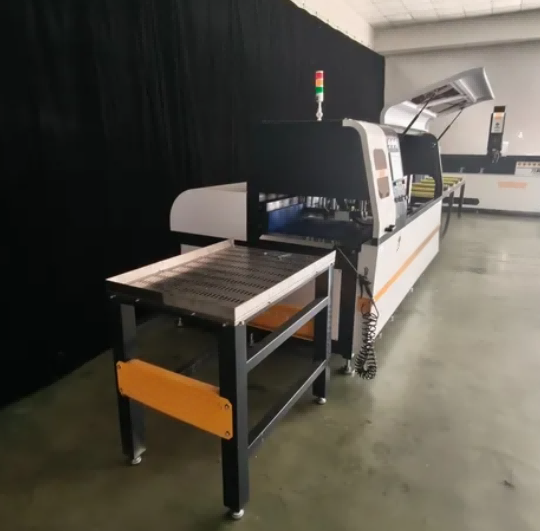 Ferăstrău circular ultraprecis CNC pentru profile industriale din aluminiu